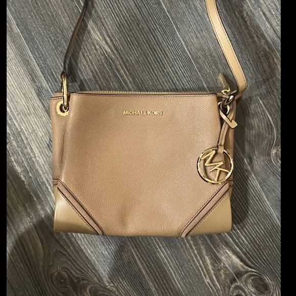 NWT Michael Kors Nicole Triple Compartment
Crossbody Bag, Beige Leather - Picture 11 of 16